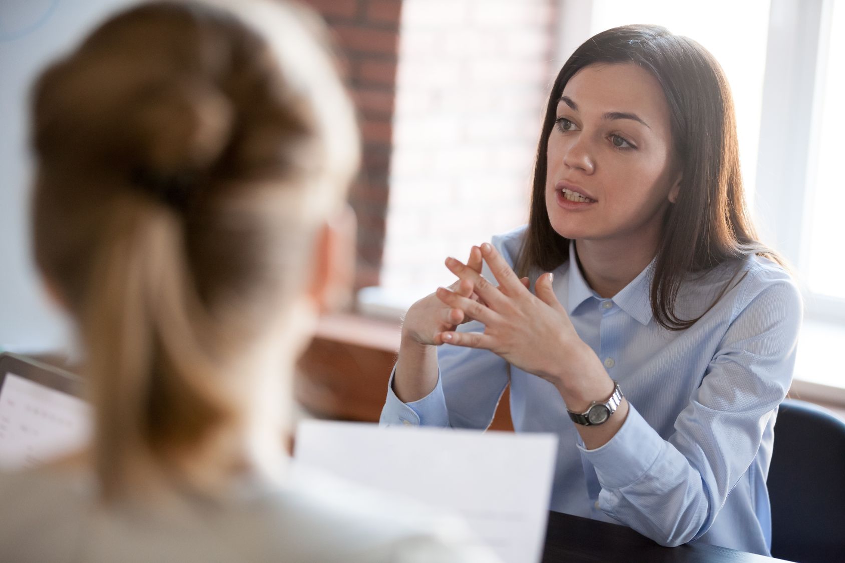 Psicóloga conversando con una paciente en consultorio